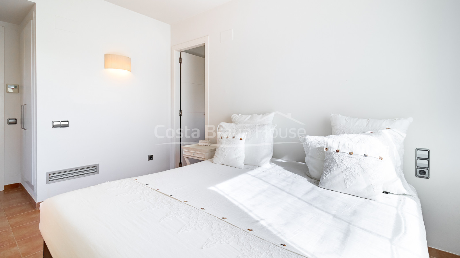 House with private garden and communal pool for sale in Llafranc