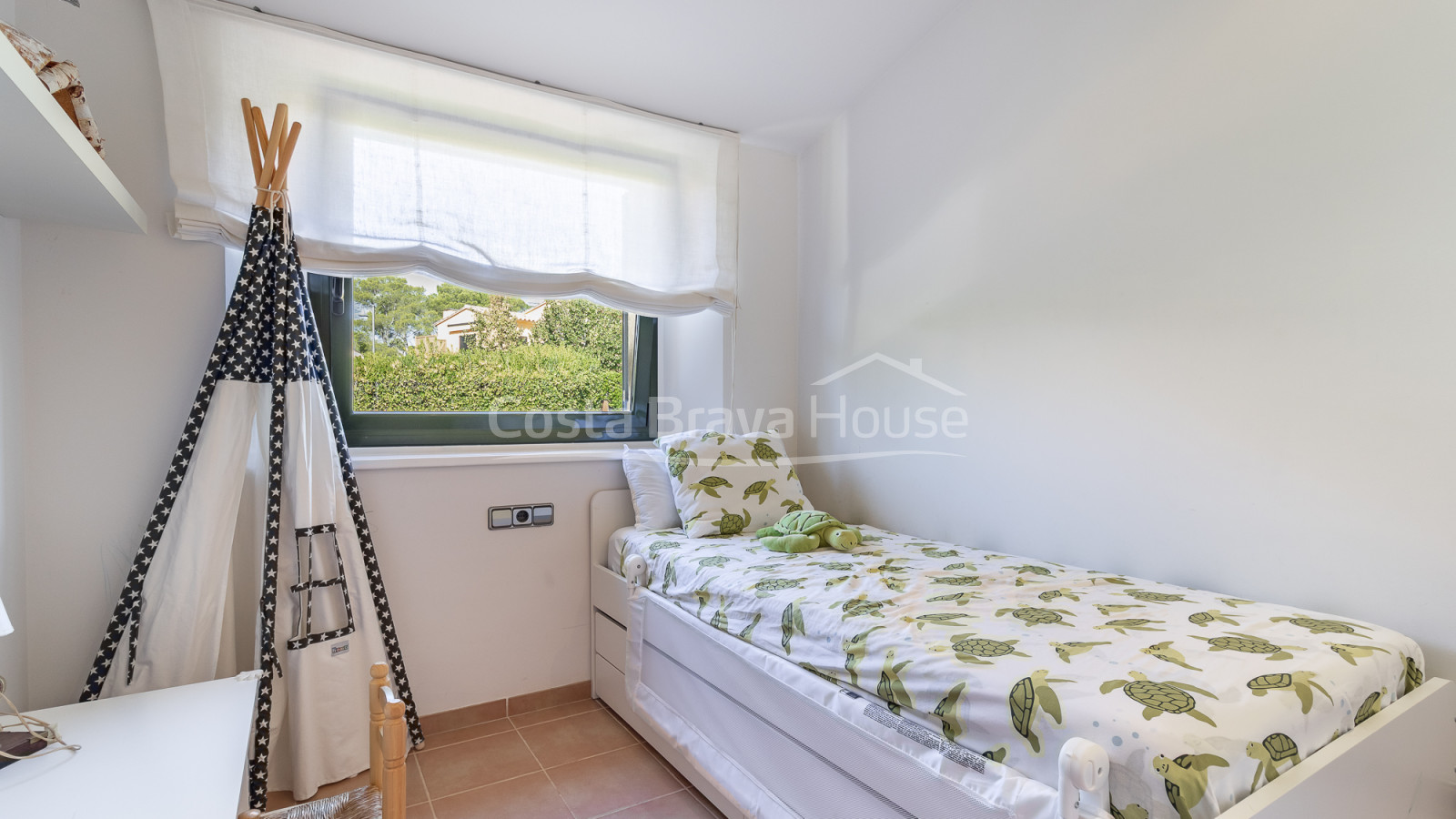 House with private garden and communal pool for sale in Llafranc