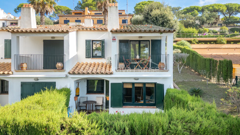 Casa cantonera amb jardí i piscina a prop de la platja a Calella