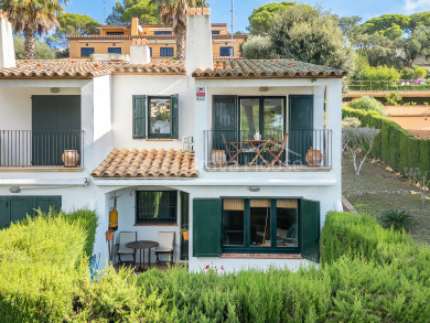 Charmante maison mitoyenne d’angle avec jardin privé à vendre à Calella de Palafrugell
