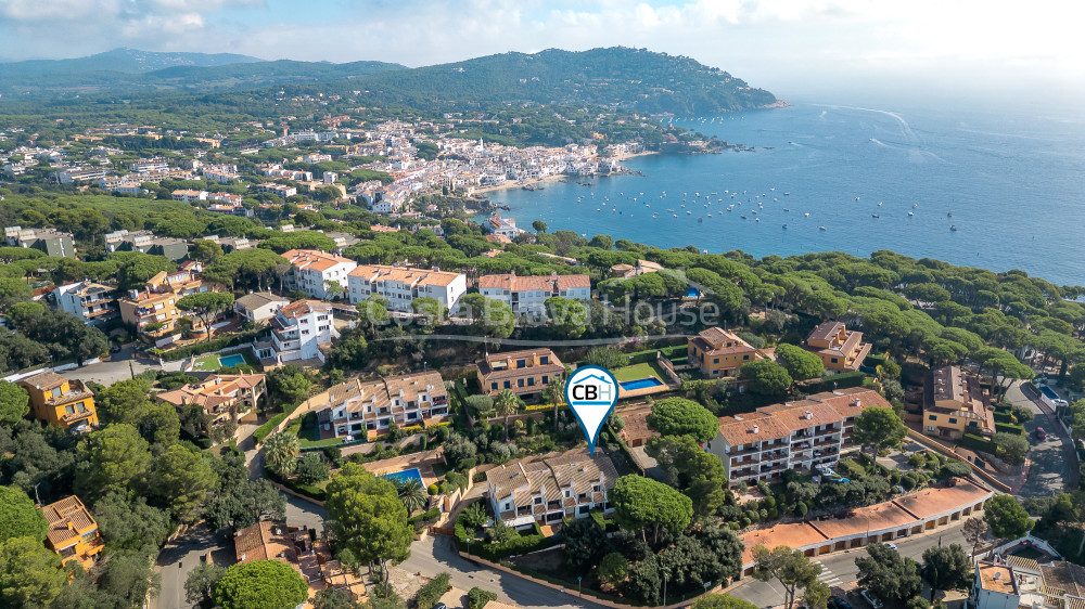 Maison d’angle avec jardin et piscine près de la plage à Calella