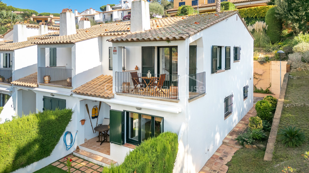 Casa cantonera amb jardí i piscina a prop de la platja a Calella