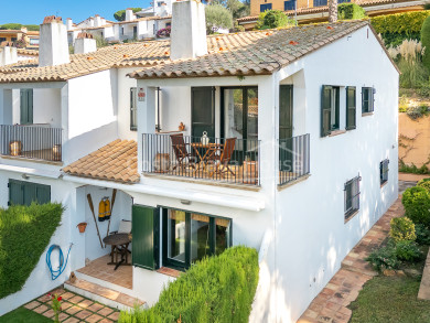 Encantadora casa adossada cantonera amb jardí privat en venda a Calella de Palafrugell