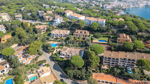 Casa cantonera amb jardí i piscina a prop de la platja a Calella