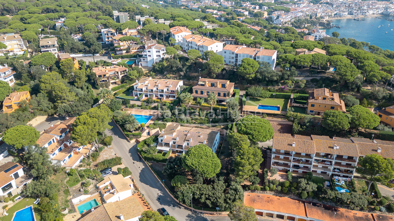 Maison d’angle avec jardin et piscine près de la plage à Calella