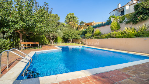 Casa cantonera amb jardí i piscina a prop de la platja a Calella