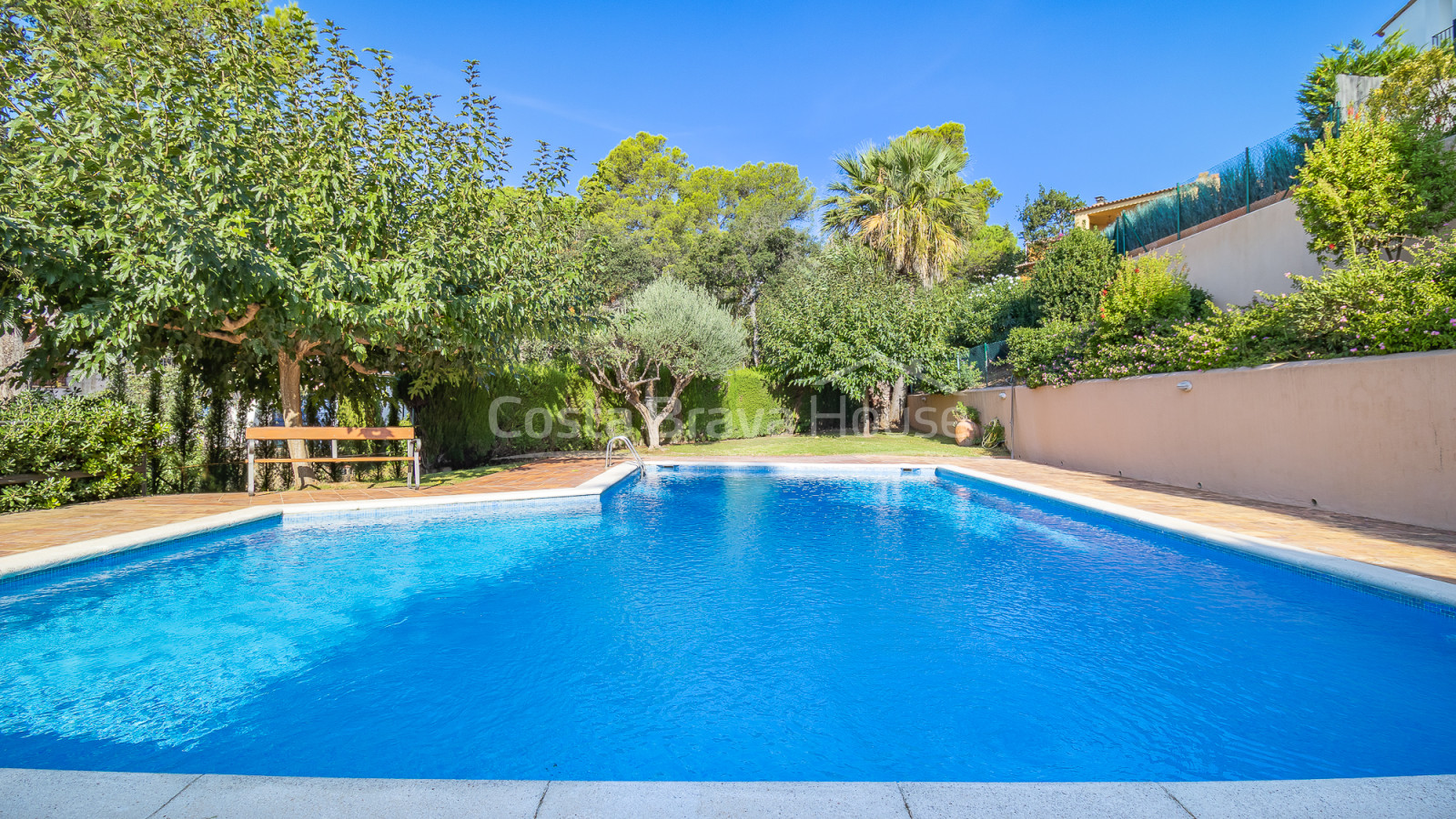 Casa cantonera amb jardí i piscina a prop de la platja a Calella