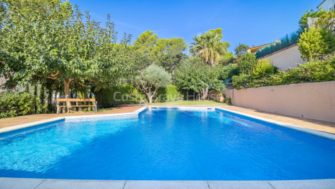Casa cantonera amb jardí i piscina a prop de la platja a Calella
