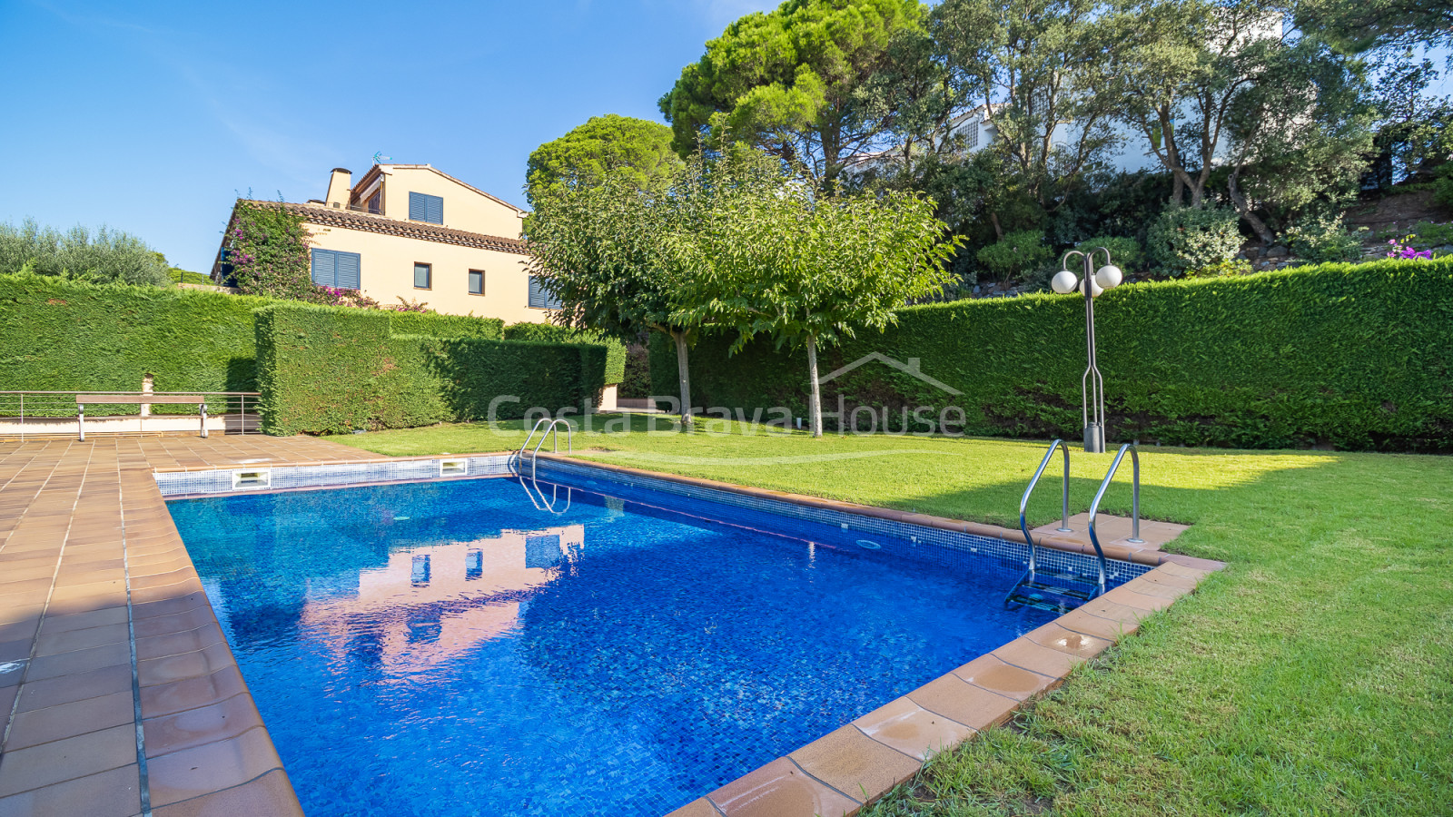 Casa cantonera amb jardí i piscina a prop de la platja a Calella