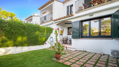 Casa cantonera amb jardí i piscina a prop de la platja a Calella