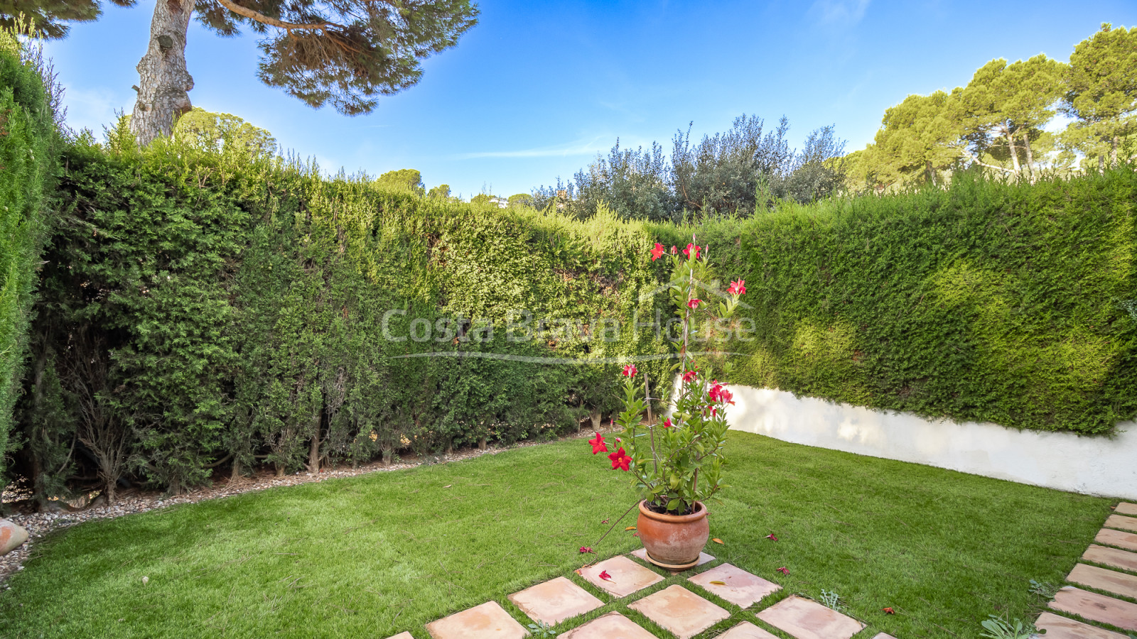 Casa cantonera amb jardí i piscina a prop de la platja a Calella
