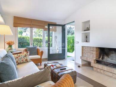 Encantadora casa adosada esquinera con jardín privado en venta en Calella de Palafrugell