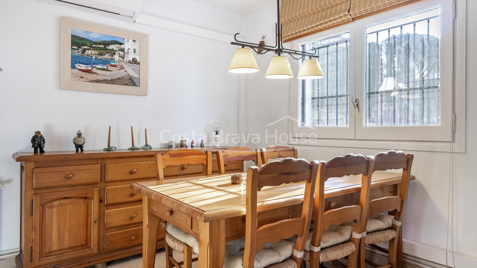 Corner house with garden and pool near the beach in Calella