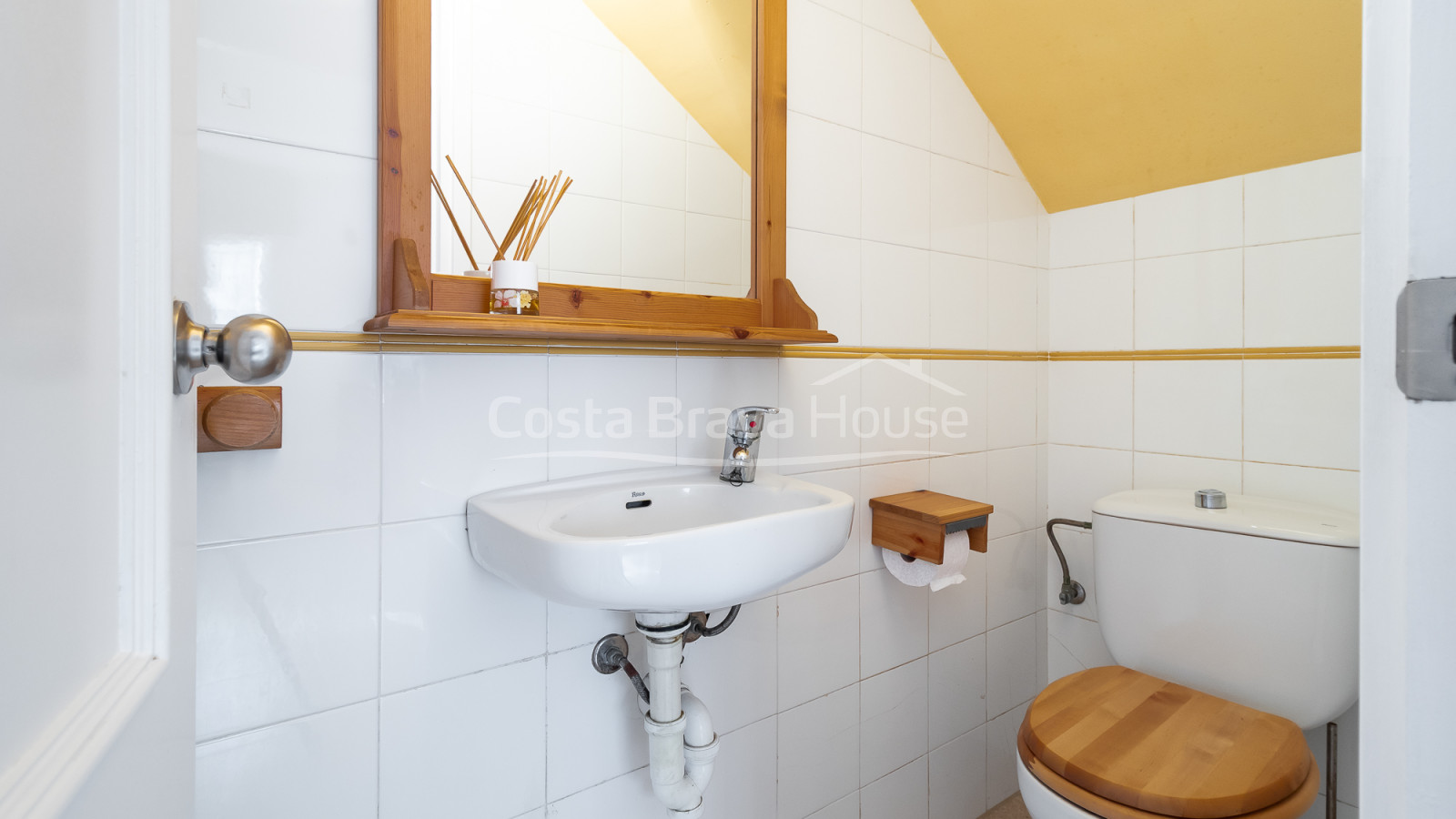 Casa cantonera amb jardí i piscina a prop de la platja a Calella