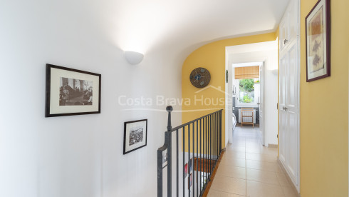 Casa cantonera amb jardí i piscina a prop de la platja a Calella