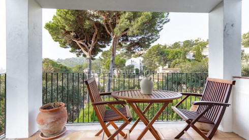 Casa esquinera con jardín y piscina cerca de la playa en Calella