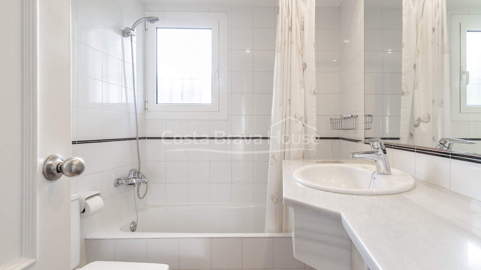 Corner house with garden and pool near the beach in Calella