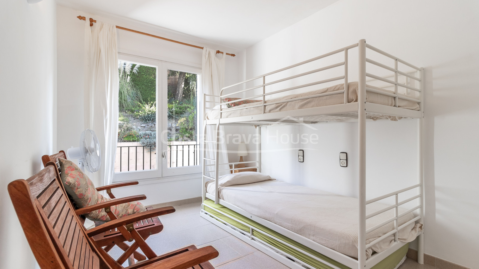Casa cantonera amb jardí i piscina a prop de la platja a Calella