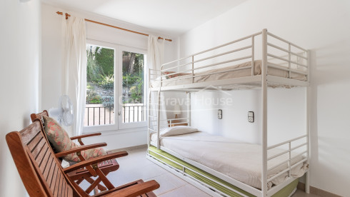 Casa cantonera amb jardí i piscina a prop de la platja a Calella