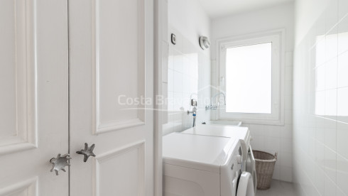 Corner house with garden and pool near the beach in Calella