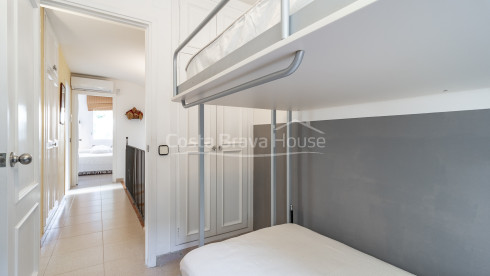 Casa cantonera amb jardí i piscina a prop de la platja a Calella
