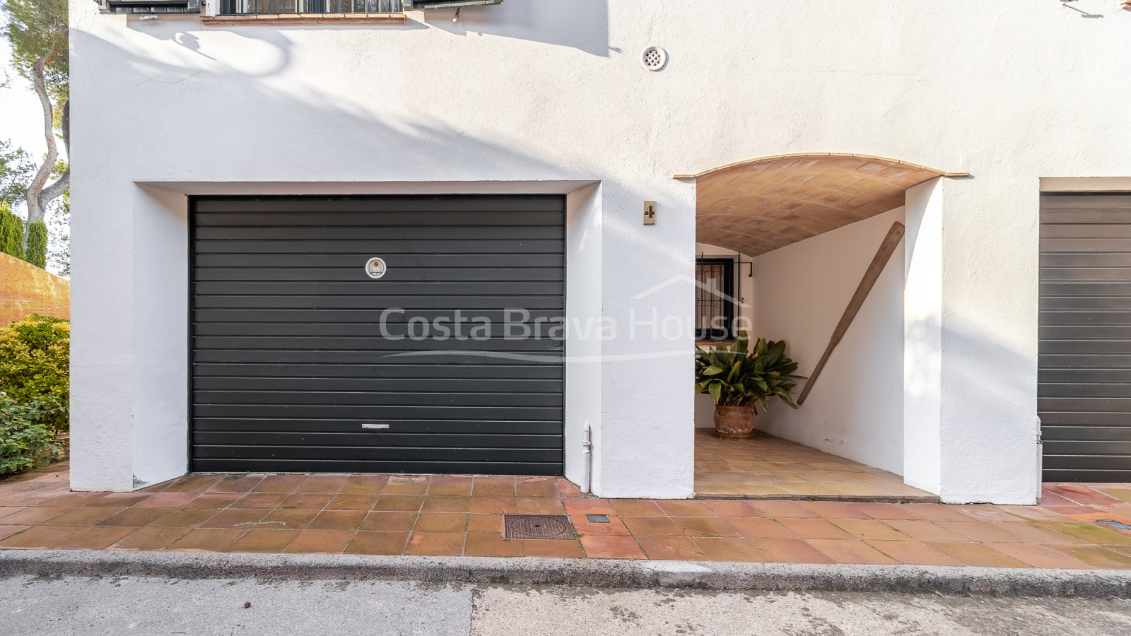 Casa cantonera amb jardí i piscina a prop de la platja a Calella