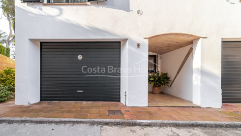 Casa cantonera amb jardí i piscina a prop de la platja a Calella