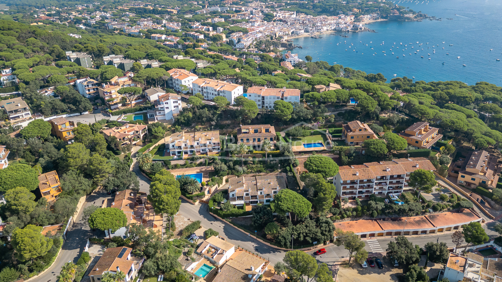 Maison d’angle avec jardin et piscine près de la plage à Calella