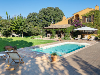Casa familiar mediterránea con jardín y piscina en venta en Torrent, cerca de las playas de la Costa Brava