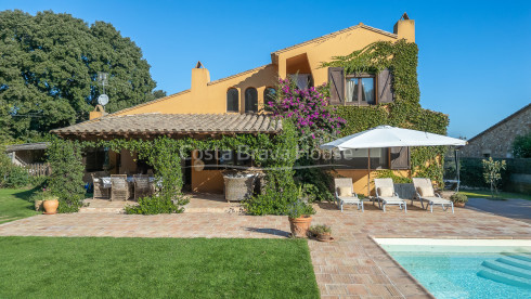 Casa con jardín y piscina en venta en Torrent, Costa Brava