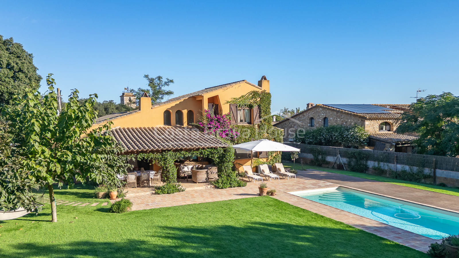 Casa con jardín y piscina en venta en Torrent, Costa Brava