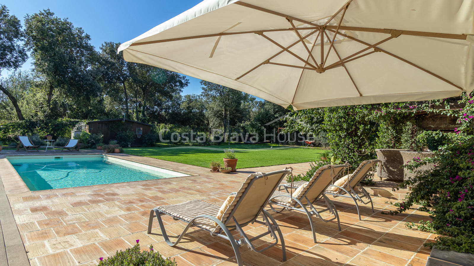 Casa con jardín y piscina en venta en Torrent, Costa Brava