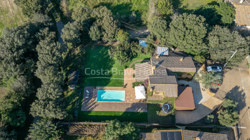 Casa con jardín y piscina en venta en Torrent, Costa Brava