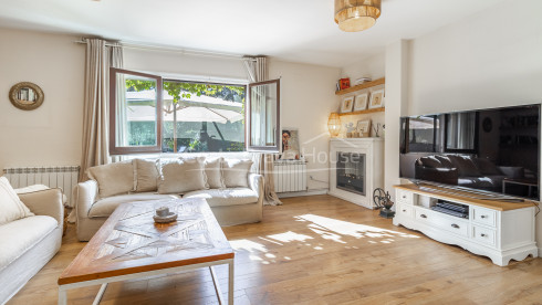 Casa con jardín y piscina en venta en Torrent, Costa Brava