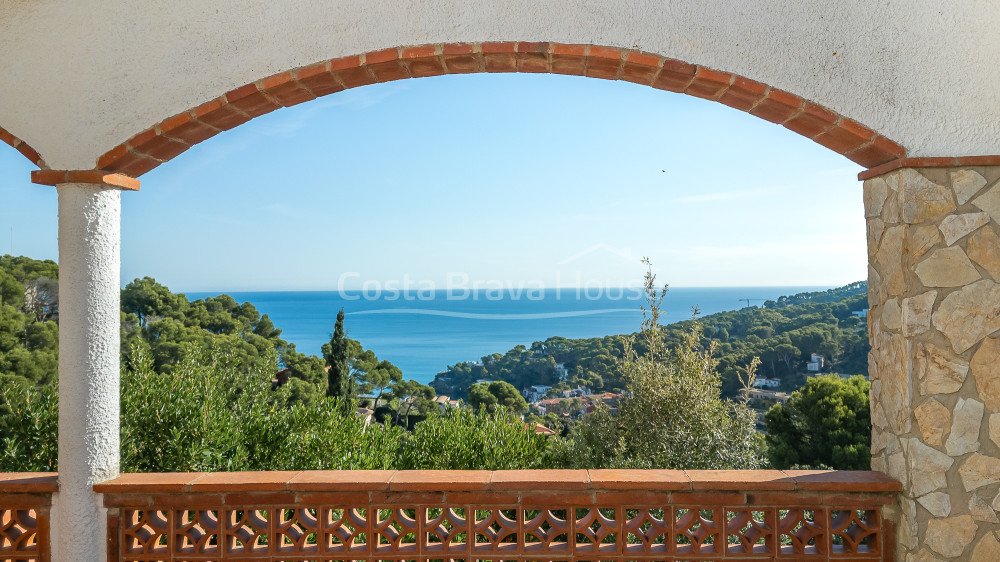 Casa en venta en Begur con vistas al mar y terraza mediterránea