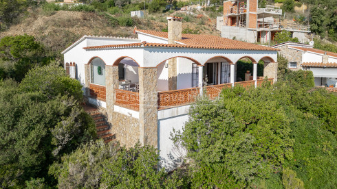 Casa en venta en Begur con vistas al mar y terraza mediterránea