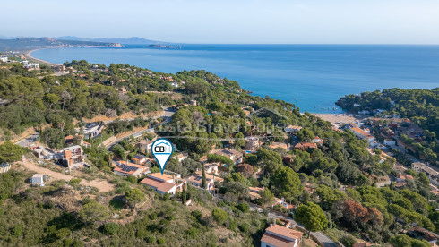 Casa en venta en Begur con vistas al mar y terraza mediterránea