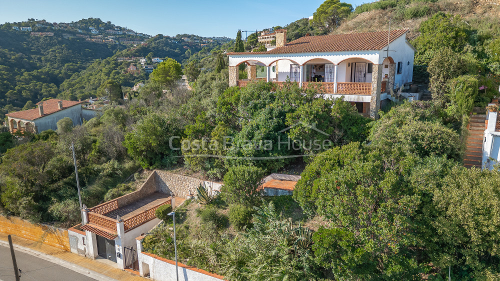 Casa en venta en Begur con vistas al mar y terraza mediterránea