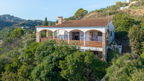 Casa en venta en Begur con vistas al mar y terraza mediterránea