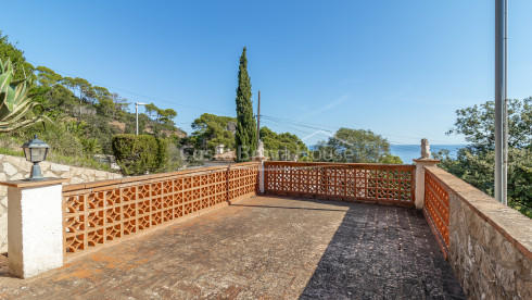 House for sale in Begur with sea views and Mediterranean terrace