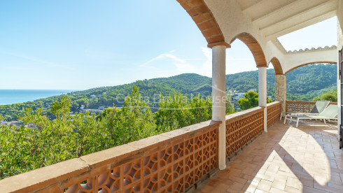 Casa en venta en Begur con vistas al mar y terraza mediterránea