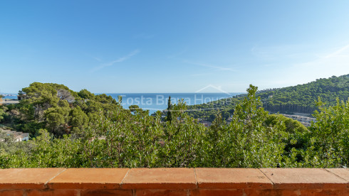 Casa en venta en Begur con vistas al mar y terraza mediterránea