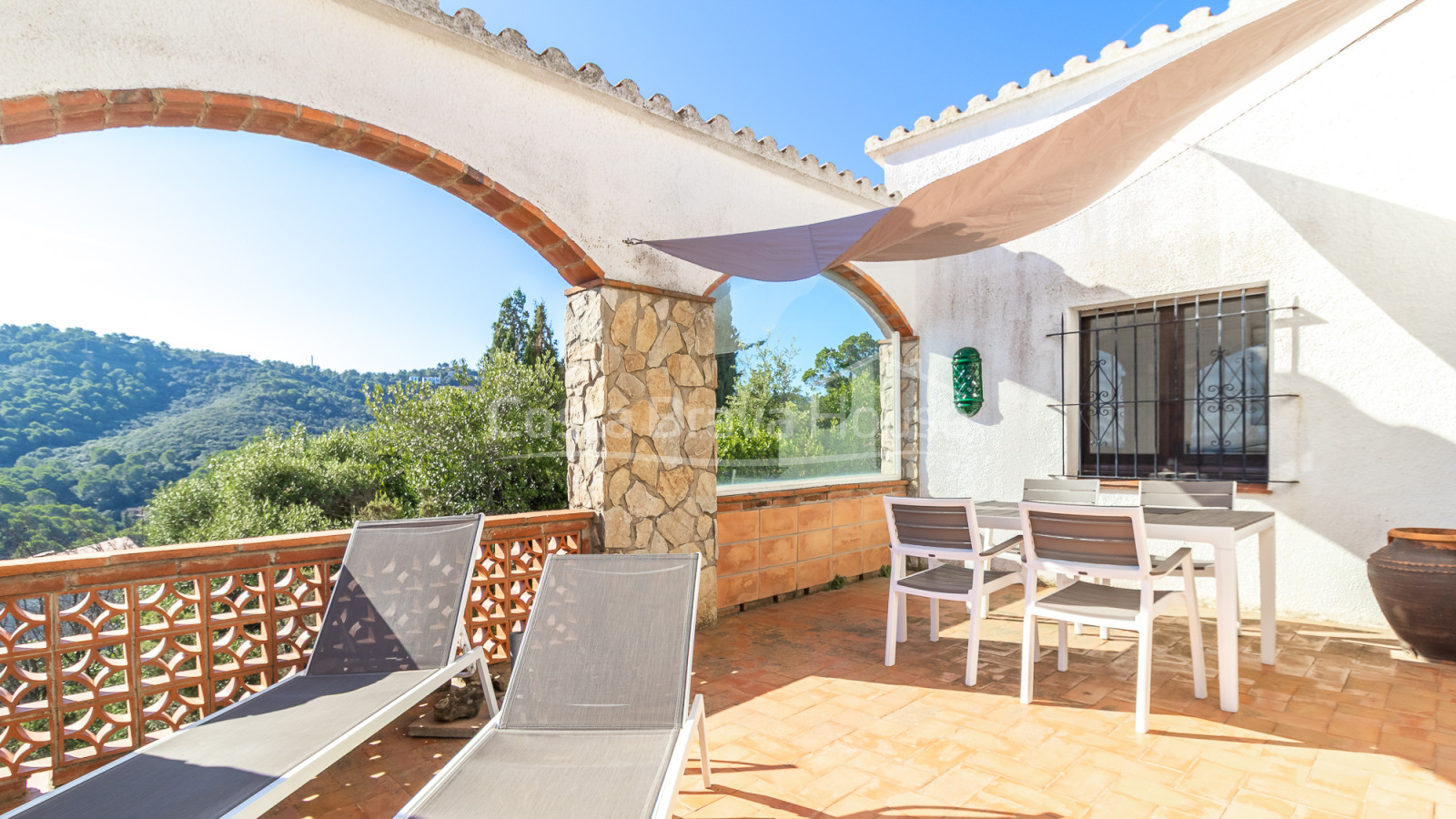Casa en venta en Begur con vistas al mar y terraza mediterránea
