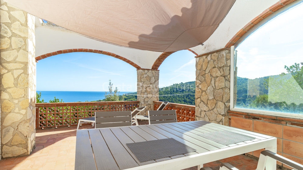 Casa en venta en Begur con vistas al mar y terraza mediterránea