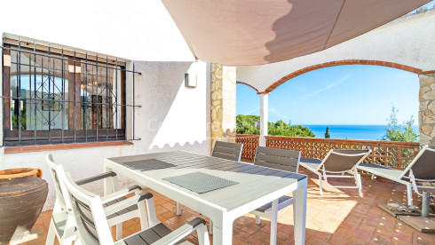 Casa en venta en Begur con vistas al mar y terraza mediterránea