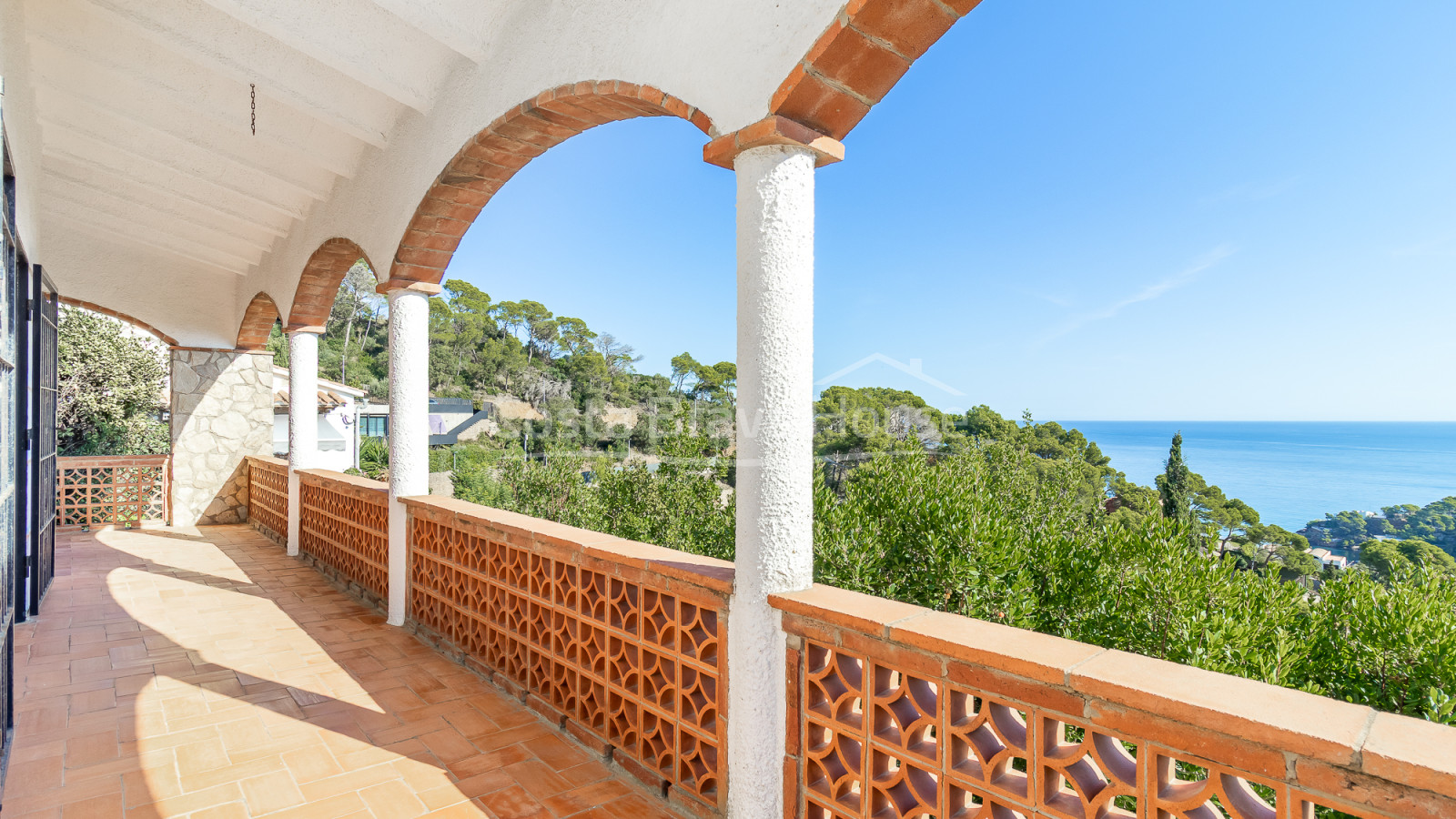 Casa en venta en Begur con vistas al mar y terraza mediterránea