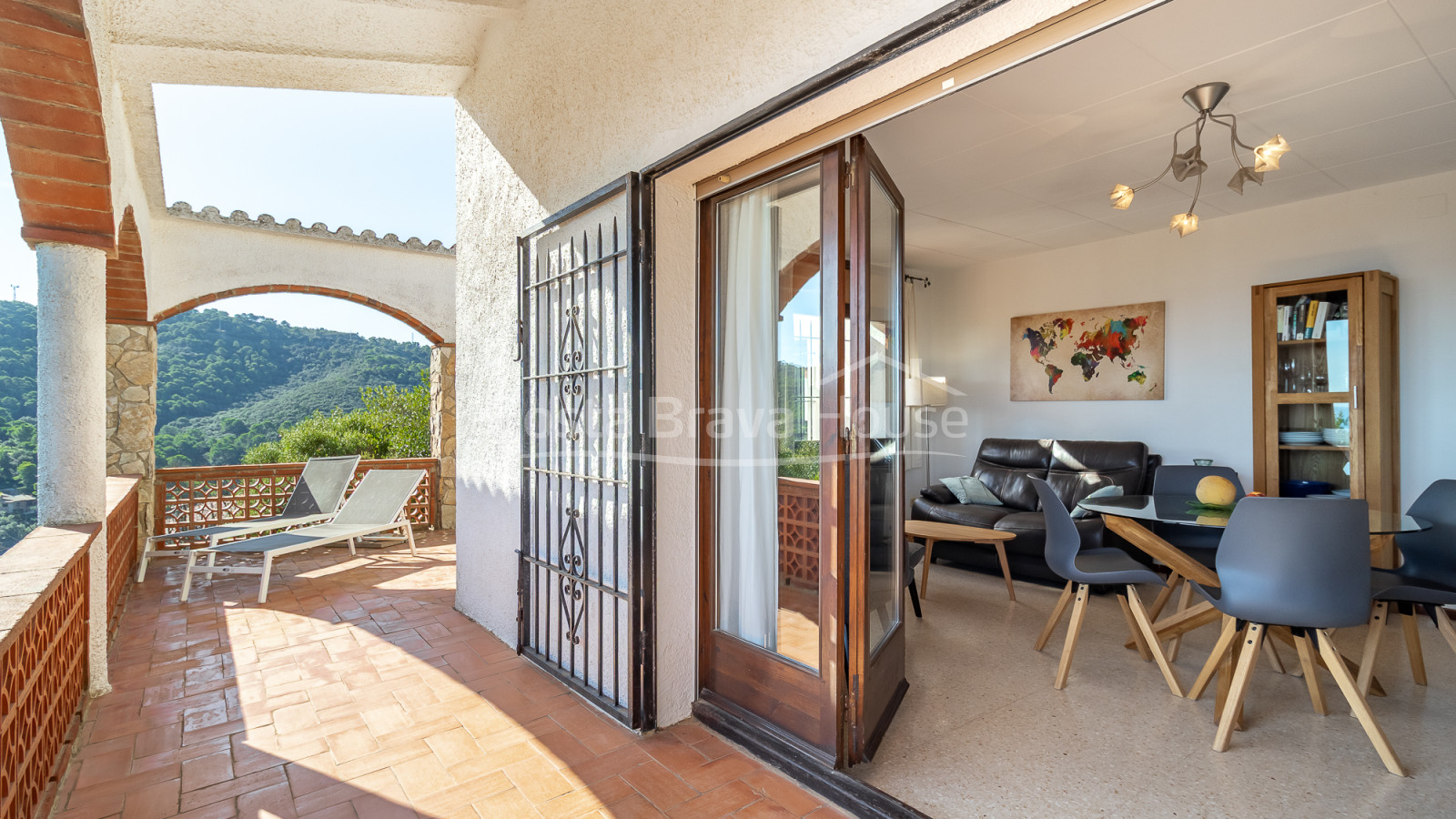 Casa en venta en Begur con vistas al mar y terraza mediterránea