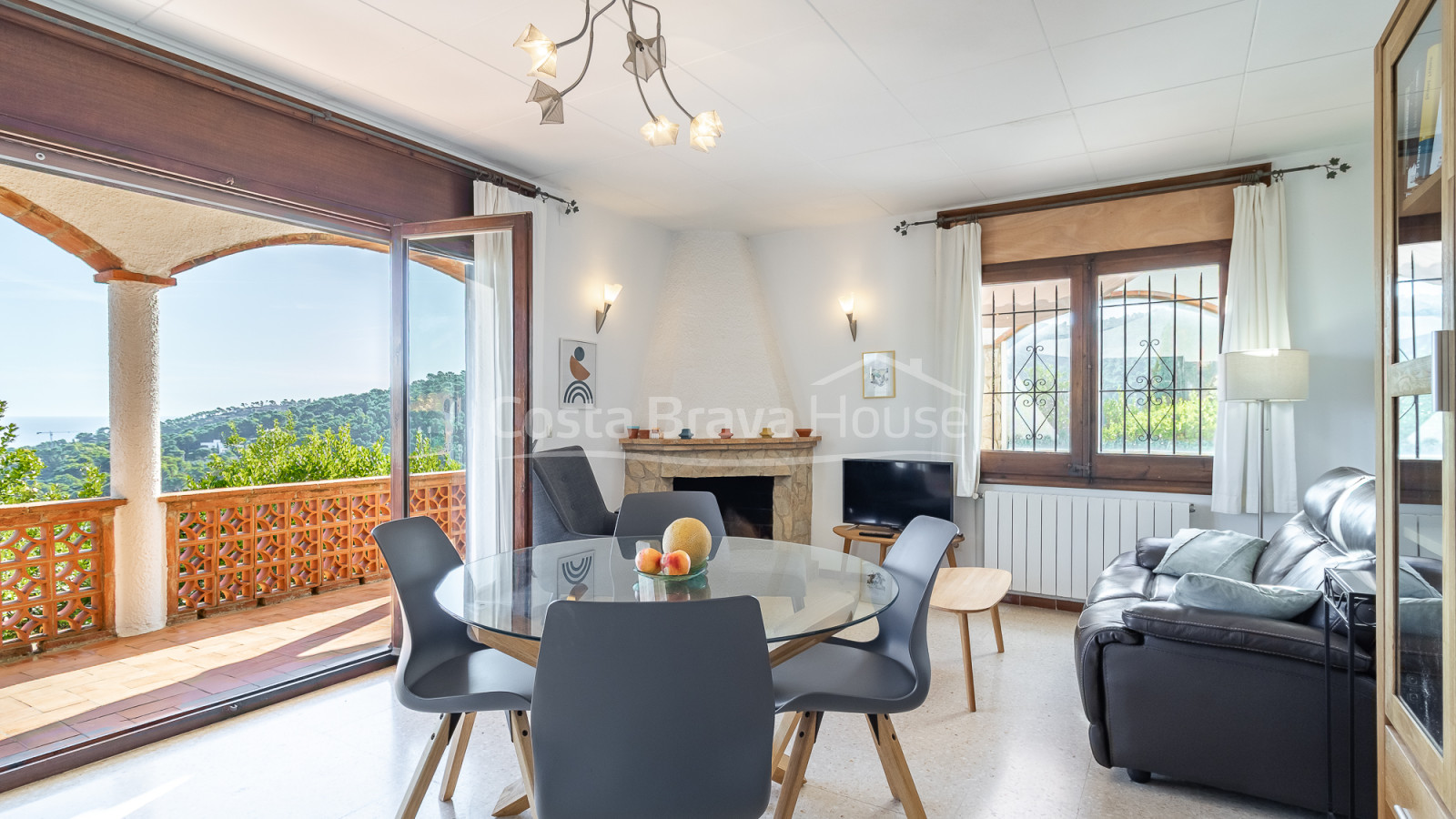 Casa en venta en Begur con vistas al mar y terraza mediterránea