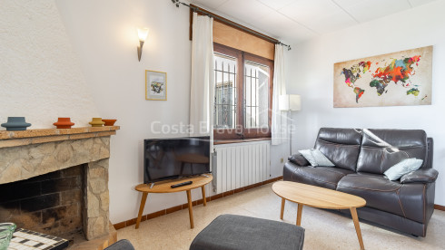Casa en venta en Begur con vistas al mar y terraza mediterránea