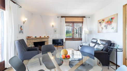 Casa en venta en Begur con vistas al mar y terraza mediterránea
